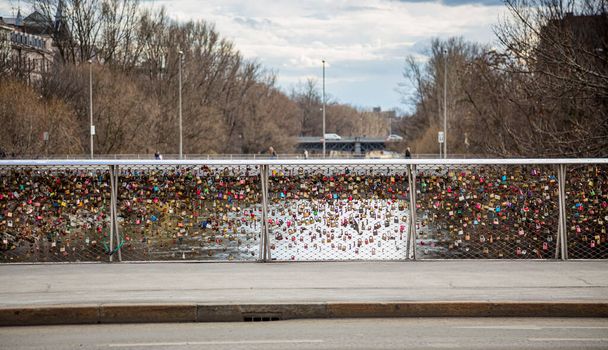 Padlocks ως σημάδια αγάπης με ημερομηνίες που συνδέονται με μια foot-bridge στο Γκρατς, Αυστρία. - Φωτογραφία, εικόνα