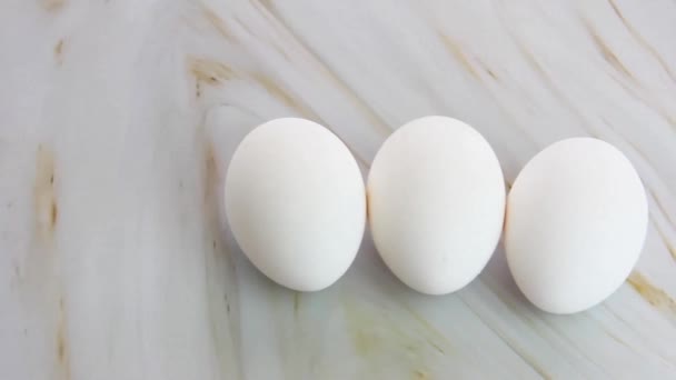 στρογγυλά λευκά αυγά κοτόπουλου με σκληρά κελύφη - Πλάνα, βίντεο