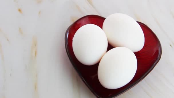 στρογγυλά λευκά αυγά κοτόπουλου με σκληρά κελύφη - Πλάνα, βίντεο