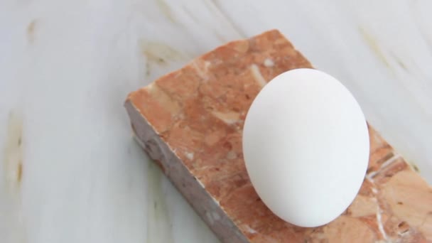 okrągłe białe jaja kurze z twardymi skorupkami - Materiał filmowy, wideo