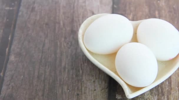 huevos redondos de pollo blanco con cáscaras duras - Imágenes, Vídeo