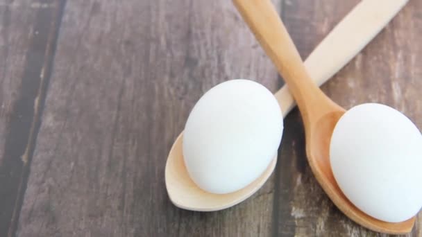kerek fehér csirke tojás kemény héj - Felvétel, videó