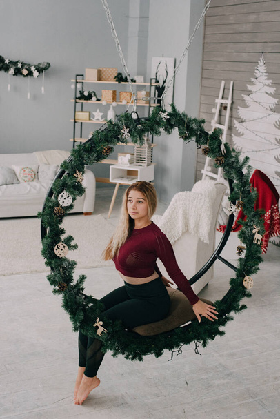 beautiful young woman with christmas decorations - Foto, Bild