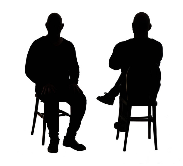 voor- en achterkant van het silhouet van een man die op een stoel zit met casual kleding  - Foto, afbeelding