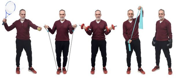 verschillende poses van een dezelfde volwassen man oefenen op witte achtergrond - Foto, afbeelding