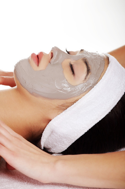 Mulher relaxada com uma máscara facial nutritiva
 - Foto, Imagem