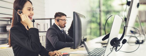 Gente de negocios con auriculares trabajando en la oficina ampliar vista - Foto, Imagen