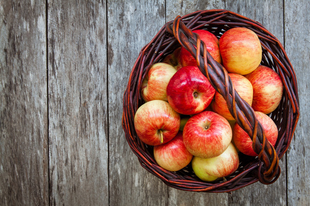 ripe organic red apples in a basket - Foto, Imagem
