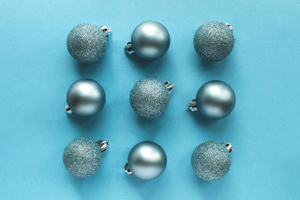Modré vánoční míče se stříbrnými provazy složené v čtverci na modrém pozadí, zajímavá dovolená nápad, byt ležel - Fotografie, Obrázek