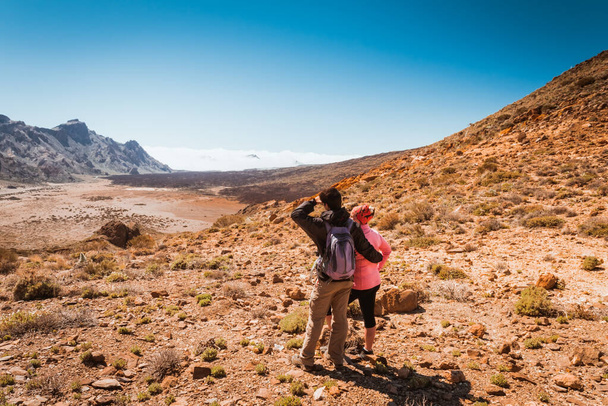 Sportliches Paar auf dem Gipfel des Berges. Teneriffa Kanarische Inseln - Foto, Bild