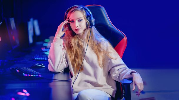 Ευτυχής streamer καυκάσιος νεαρή γυναίκα επαγγελματίας gamer στον κυβερνοχώρο σε απευθείας σύνδεση υπολογιστή βιντεοπαιχνίδια, μπλε νέον χρώμα - Φωτογραφία, εικόνα