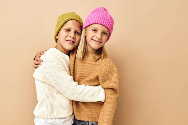 Çocuklar modaya uygun gençlik kıyafetleri çocukluk bej arka planı - Fotoğraf, Görsel