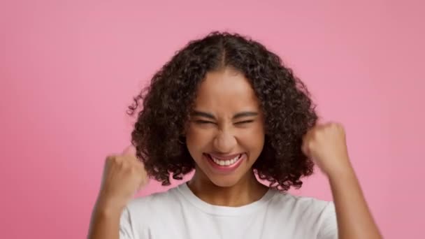Afro-Amerikaanse vrouw schudden vuisten Gesturing Ja Over roze achtergrond - Video