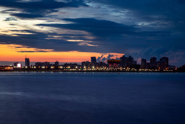 Letní noc západ slunce panorama město Kazan, Republika Tatarstan. Koncept Cestování Krásné Rusko - Fotografie, Obrázek