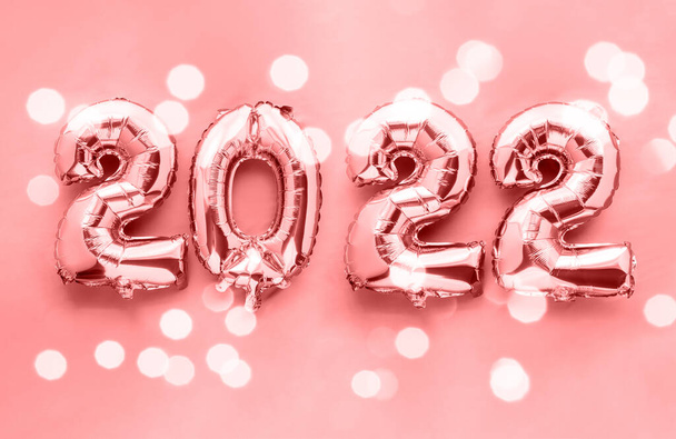 2022年ピンクの背景に光沢のある箔風船番号 - 写真・画像