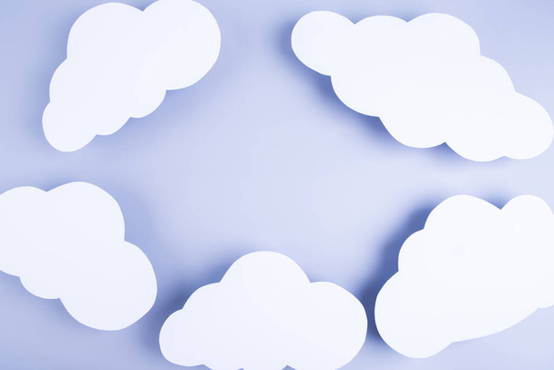 紙の白い雲で作られたフレームと青の背景 - 写真・画像
