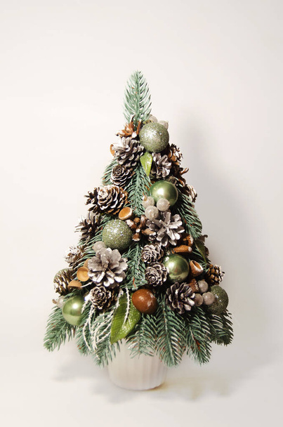 Piccolo albero di Natale su sfondo bianco disegno, arredamento, Natale, - Foto, immagini