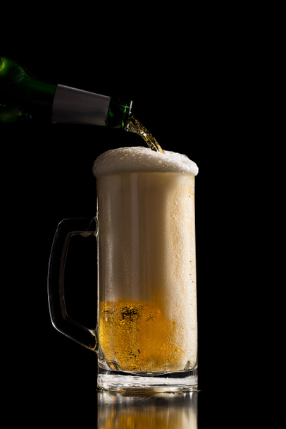 Versare un boccale di birra o lager
 - Foto, immagini