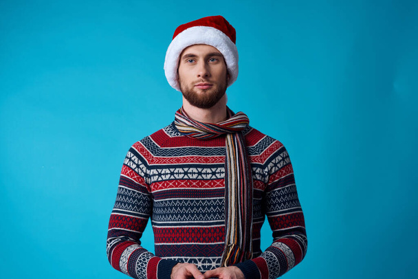 Uomo allegro in un cappello di Babbo Natale con un telefono tra le mani sfondo isolato - Foto, immagini
