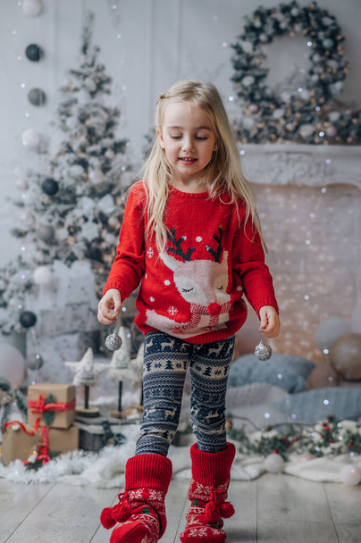 Портрет маленької дівчинки, що тримає різдвяний м'яч або орнамент
 - Фото, зображення