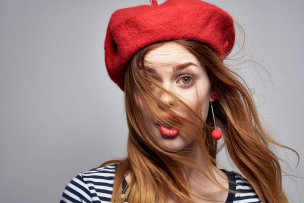 alegre mujer usando un rojo sombrero maquillaje Francia Europa moda posando aire fresco - Foto, imagen