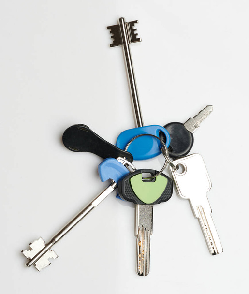 Jeu de clés différentes sur anneau isolé sur fond studio - Photo, image