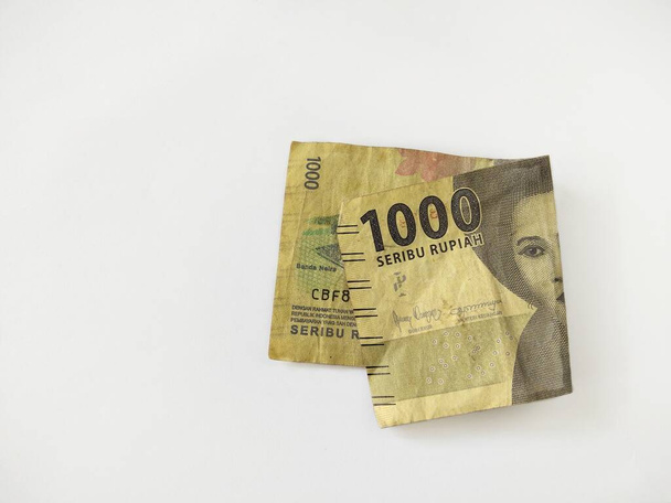 Primer plano de los billetes indonesios. Billetes IDR, moneda indonesia sobre fondo blanco - Foto, imagen
