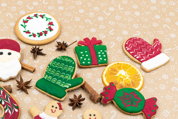 Pyszne domowe Christmas pierniki ciasteczka na brązowym tle wakacje - Zdjęcie, obraz