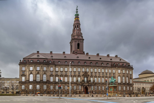 Christiansborg Palace in central Copenhagen, is the seat of the Danish Parliament, the Danish Prime Minister's Office and the Danish Supreme Court. - Photo, Image