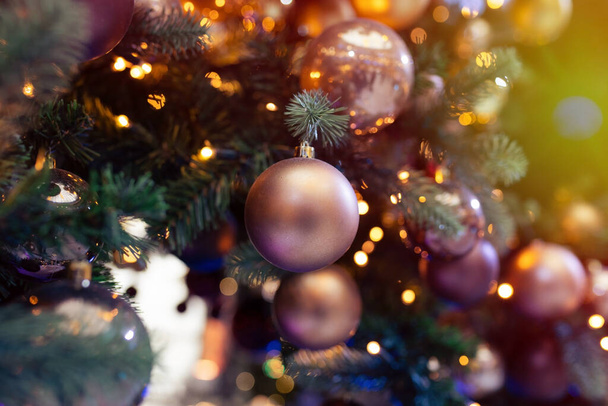Gros plan d'un arbre de Noël magnifiquement décoré - Photo, image