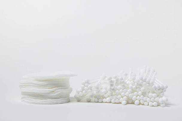 Pamut rügyek és pamut párnák fehér alapon. Tisztító- és személyi higiéniai eszközök. - Fotó, kép