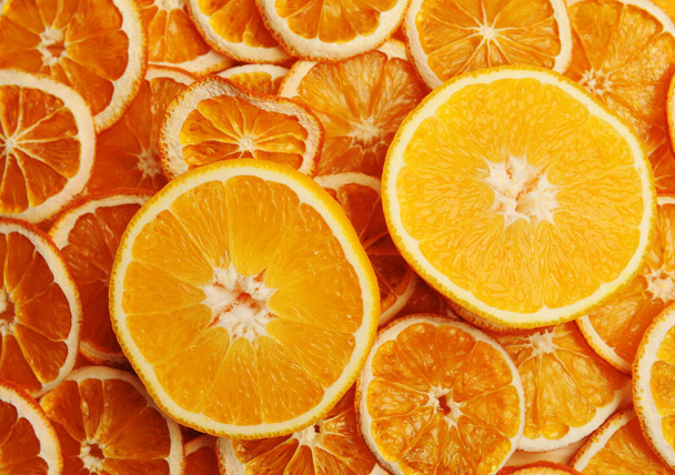 Kurumuş portakal dilimli taze portakal kesimi arka plan, üst manzara. - Fotoğraf, Görsel