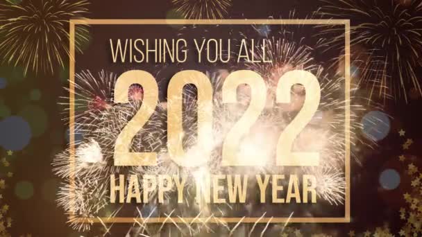 Feliz ano novo 2022 conceito de fundo festivo. "Desejando a todos" e "Feliz Ano Novo 2022" texto brilhante dourado em belos fogos de artifício. - Filmagem, Vídeo