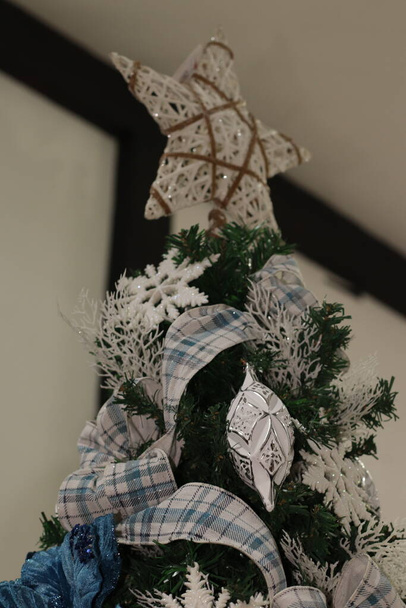 Χριστουγεννιάτικο δέντρο με όμορφες διακοσμήσεις - Φωτογραφία, εικόνα