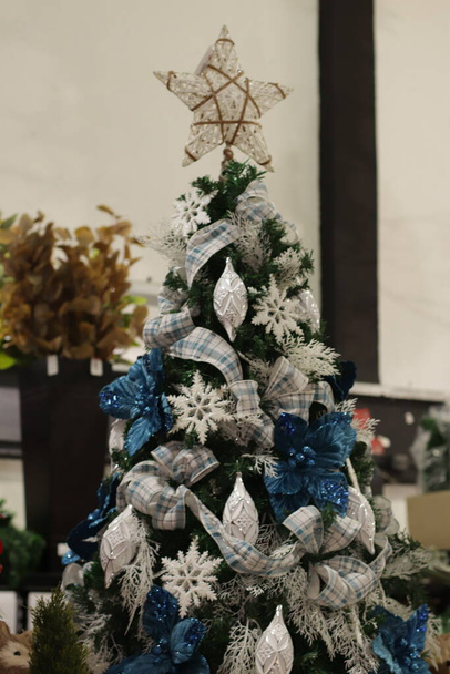 Karácsonyfa gyönyörű dekorációkkal - Fotó, kép