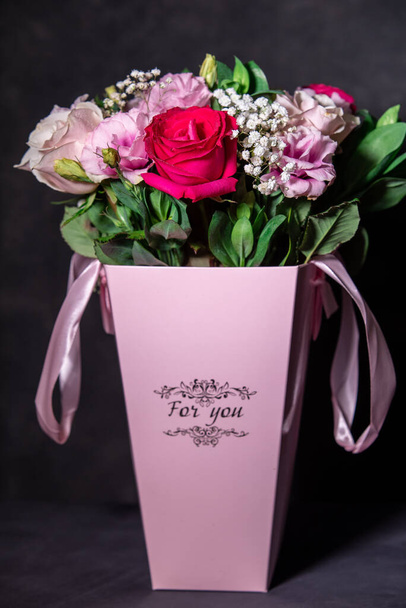 Прекрасний букет з різнокольорових троянд. Концепція святкових квітів. Букет з свіжих троянд, фрезії, еустоми та інших
. - Фото, зображення