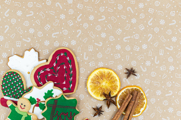 Νόστιμα σπιτικά χριστουγεννιάτικα μπισκότα μελόψωμο σε καφέ φόντο διακοπών flatlay με χώρο αντίγραφο - Φωτογραφία, εικόνα