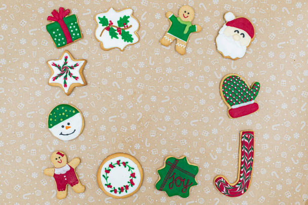 おいしい自家製クリスマスジンジャーブレッドクッキーフレーム上の茶色の休日の背景にコピースペース - 写真・画像