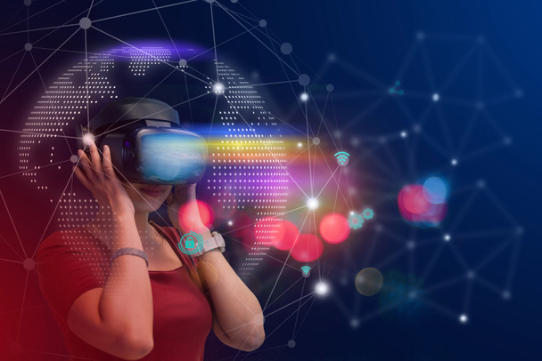 Nuori tyttö pelata VR virtuaalitodellisuus suojalasit ja kokemuksia metaverse virtuaalimaailmassa värikäs. Visualisointi ja simulointi, 3D, AR, VR, Tulevaisuuden innovaatiot, Metaverse Technology konseptit.  - Valokuva, kuva