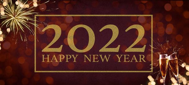 2022 Bonne année, Fête du Nouvel An, fête festive fête carte de vœux fond bannière illustration modèle - Cadre doré avec typographie lettrée, feux d'artifice et champagnes verres toasts, sur ciel nocturne rouge abstrait avec lig bokeh - Photo, image