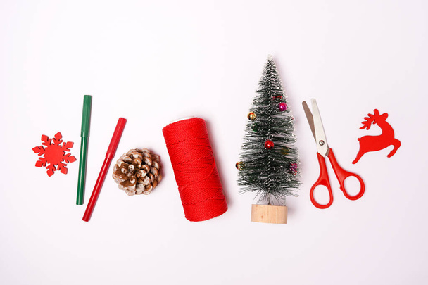 Noel hazırlığı el işi, beyaz arka planda süslemeler - Fotoğraf, Görsel