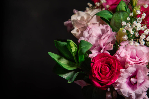 Hermoso ramo de flores de color rosa. Concepto de flores festivas. Ramo de rosas frescas, freesias, eustoma y otros. - Foto, imagen
