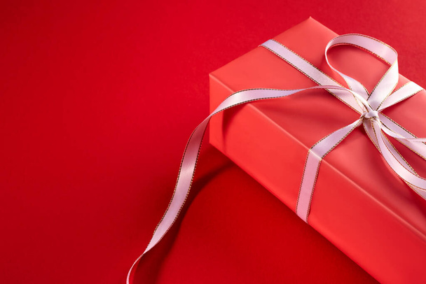 Gifts packed in eco-friendly paper. Eco packaging concept. Red background - Foto, Imagen