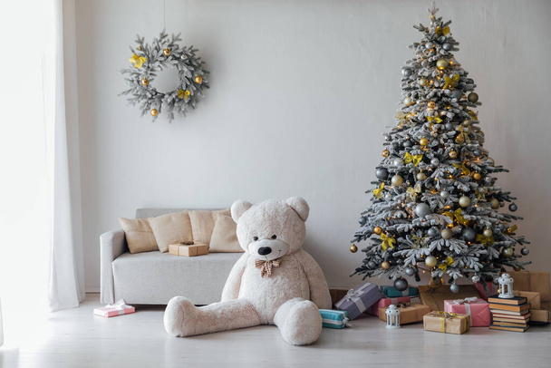 bílý vánoční stromek s dárky zdobené nový rok - Fotografie, Obrázek