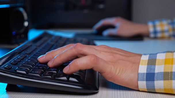 Hráč muž ruce hrát videohry s klávesnicí a myší - Fotografie, Obrázek