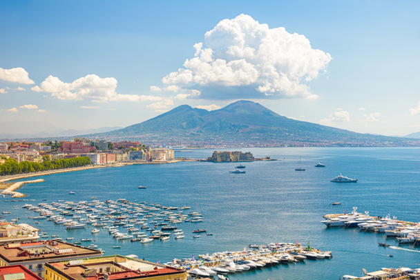 Napoli, İtalya. 31 Ağustos 2021. Arka planda Vezüv Dağı olan Posillipo tepesinden Napoli Körfezi manzarası. - Fotoğraf, Görsel