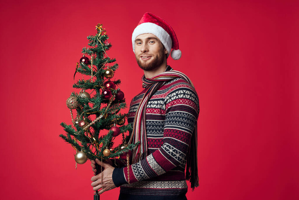 hombre guapo en Año Nuevo ropa decoración Navidad aislado fondo - Foto, imagen