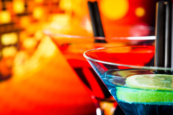 détail du cocktail avec fond bokeh disco léger avec espace pour le texte
 - Photo, image