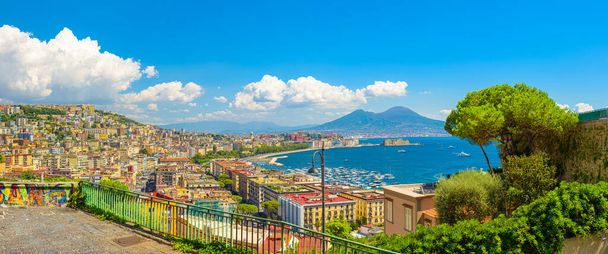 Nápoles, Italia. 31 de agosto de 2021. Vista del Golfo de Nápoles desde la colina de Posillipo con el Monte Vesubio lejos en el fondo. - Foto, Imagen