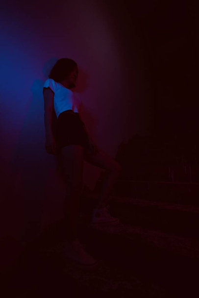 silhouette of a young couple in a night club - Foto, afbeelding